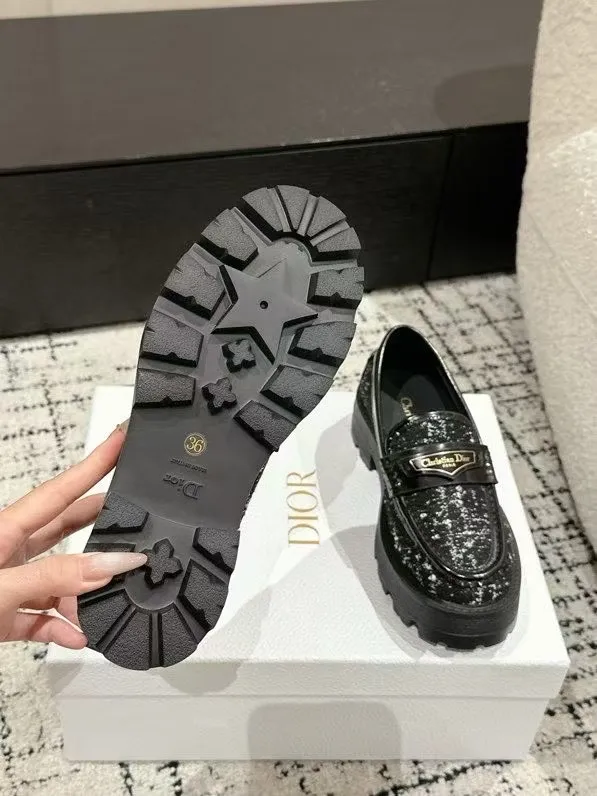 👟👟Ex-factory price 680👟👟 Dior 25/spring and summer new ultra-light loafers, new large soles and thick soles, the layout strives to create fashionable classic items, new products created at the first major show of Paris Fashion Week, the inspiration is cleverly combined with the perfect shoe shape by the D chief designer. Matched with brand buckles, it is more fashionable! Original version, perfect and exquisite workmanship!  ✔️Upper: imported open-edge beaded cowhide ✔️Inner lining: water-dyed cowhide ✔️Sole: IP foam outsole ✔️Size: #35-41 (40 41 customized items are not returnable)